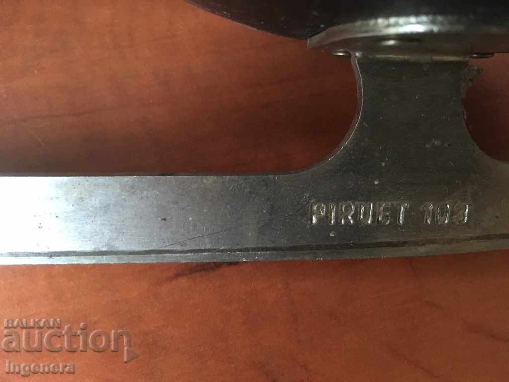 WOMEN'S ICE SKATES - 5 WOMEN'S ICE SKATES - 5