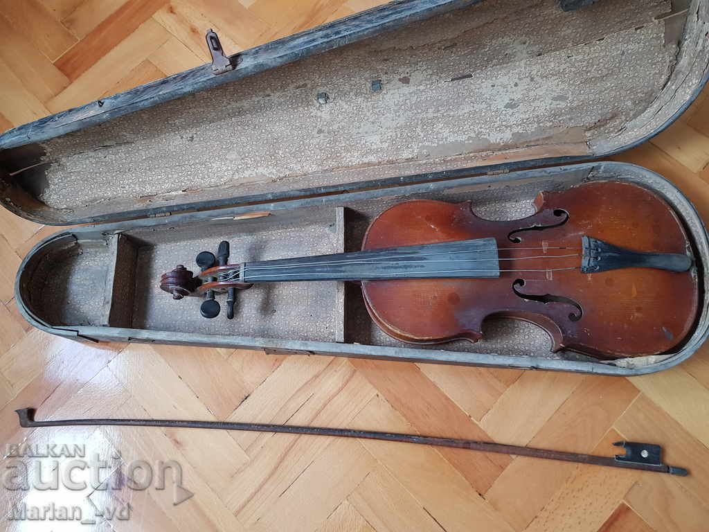 Old violin modeled on Amati 1944