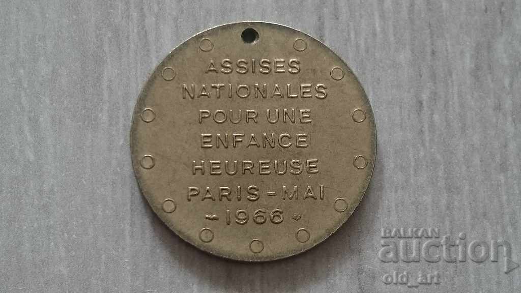 Medalie - Pentru copilărie fericită, Paris, 1966 cu preț € 5.00 | 9.78 BGN
