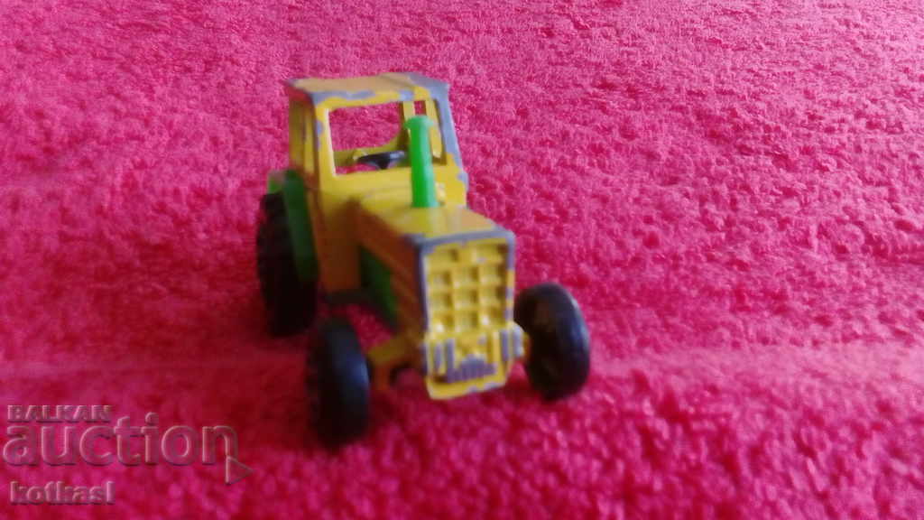 Auction  Old small metal Tractor 1/65 France Majorette