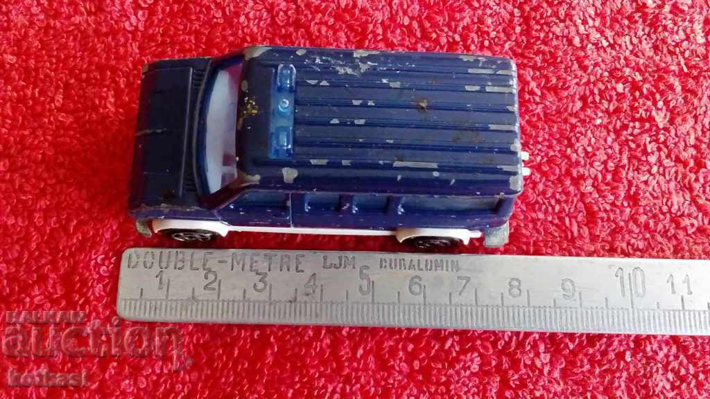 Small solid metal car 1/65 France Majorette