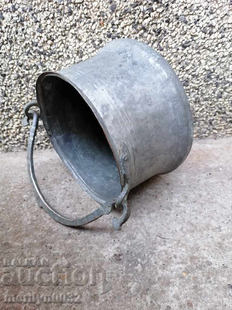 Delivery of Old copper minion, copper, cauldron Delivery of Old copper minion, copper, cauldron