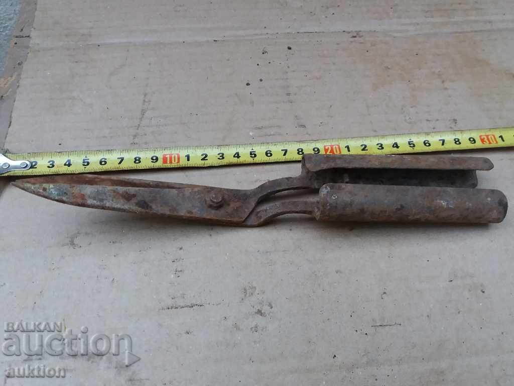 Delivery of OLD HAND FORGED REVIVAL SCISSORS FOR SHRUBS Delivery of OLD HAND FORGED REVIVAL SCISSORS FOR SHRUBS