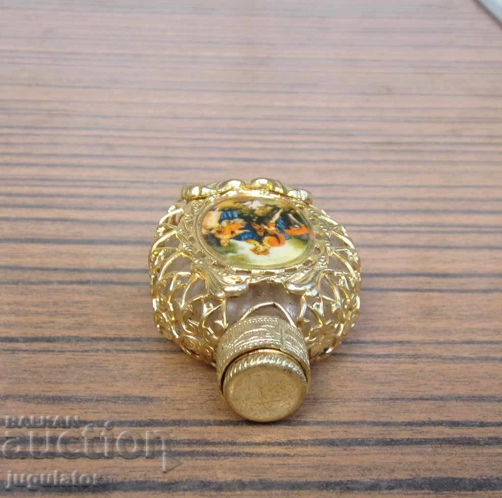 Δημοπρασία παλιό μπουκάλι αρώματος με επιχρυσωμένα φιλιγκράν εξαρτήματα