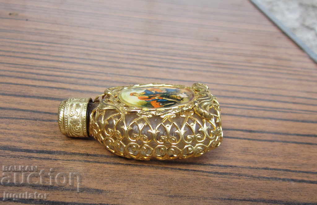 Παράδοση παλιό μπουκάλι αρώματος με επιχρυσωμένα φιλιγκράν εξαρτήματα