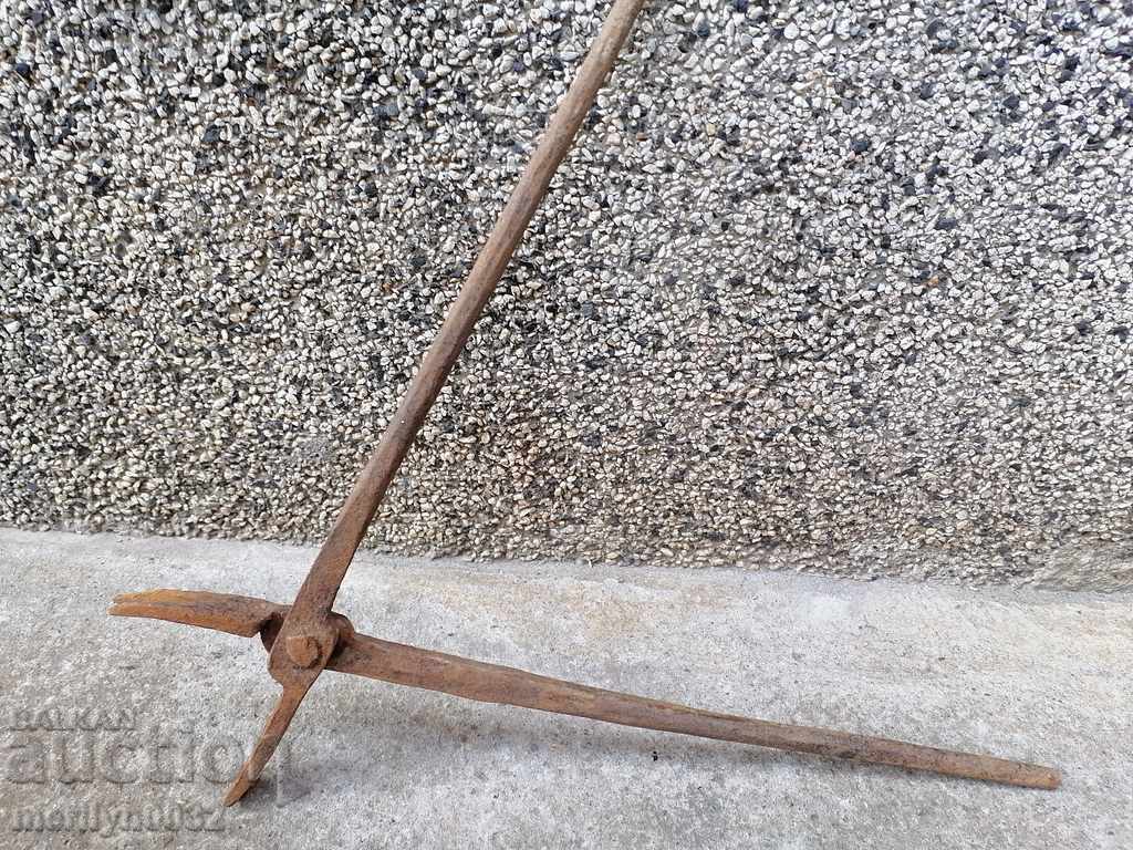 Delivery of Old blacksmith's tongs, shingles, wrought iron