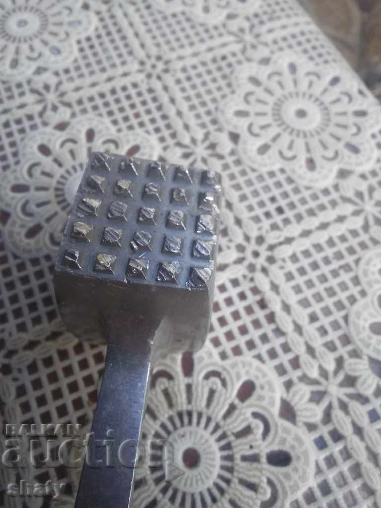 Ciocan de carne din aluminiu rusesc. cu preț 15.00 BGN | € 7.67 Ciocan de carne din aluminiu rusesc. cu preț 15.00 BGN | € 7.67