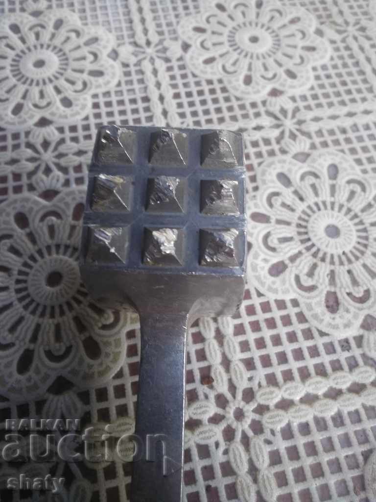 Licitație Ciocan de carne din aluminiu rusesc. Licitație Ciocan de carne din aluminiu rusesc.