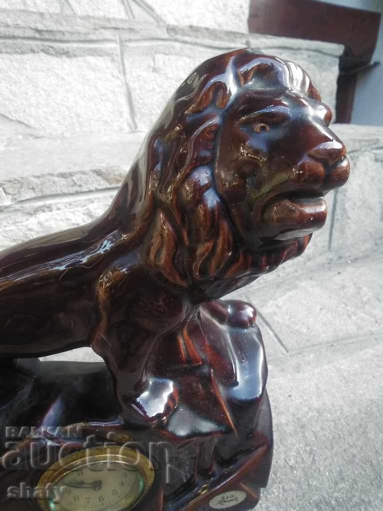 Стар настолен часовник. Порцеланов Лъв с цена 75.00 лв. | € 38.35 Стар настолен часовник. Порцеланов Лъв с цена 75.00 лв. | € 38.35