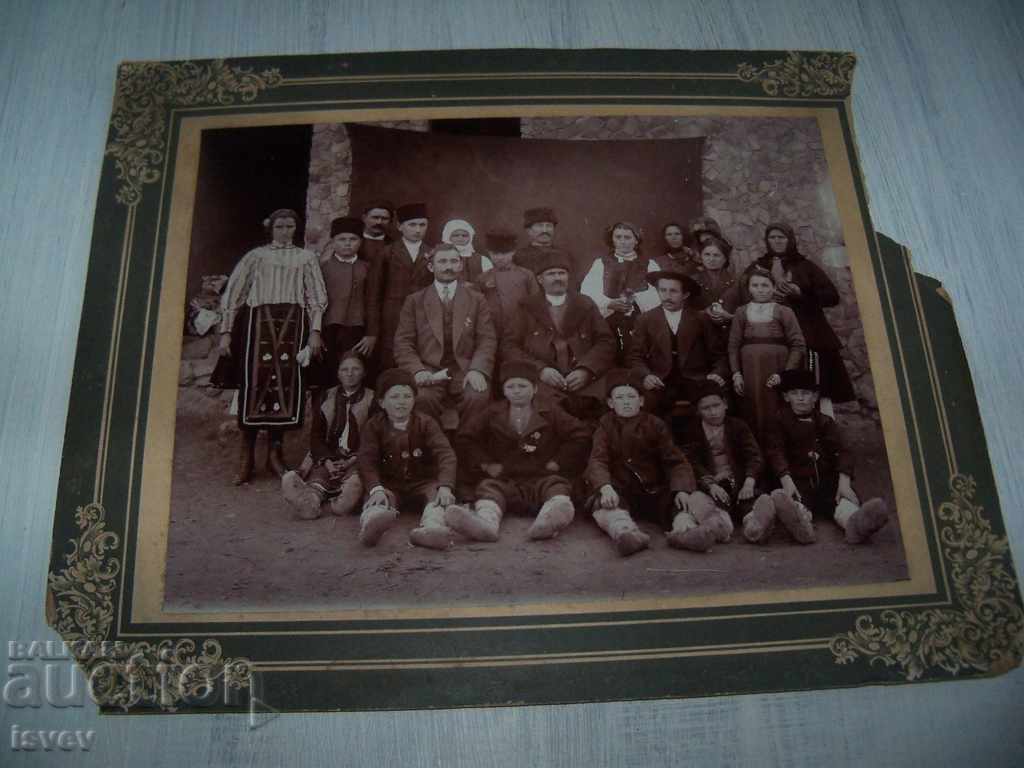 Fotografie veche din carton a unei reuniuni de familie cu preț 15.00 BGN | € 7.67 Fotografie veche din carton a unei reuniuni de familie cu preț 15.00 BGN | € 7.67