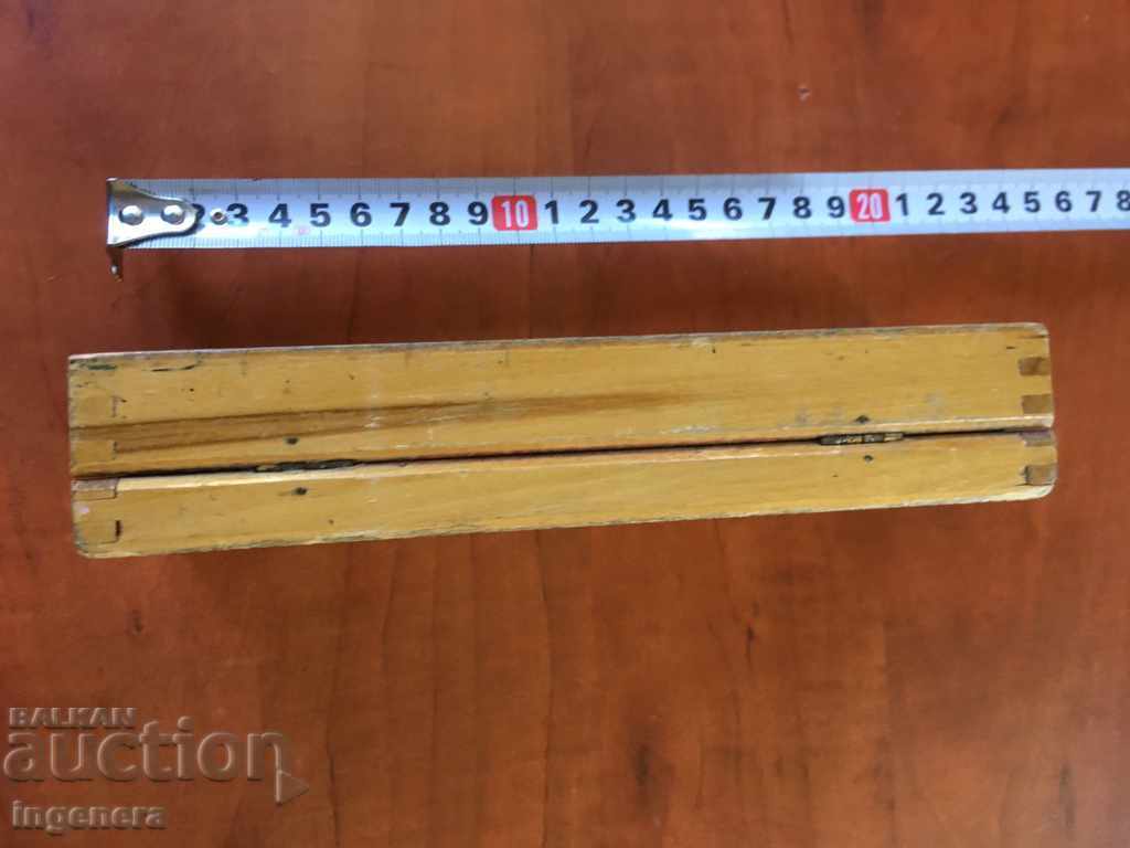 CUTIE ȘCOLARĂ VECHE DIN LEMN PICTAT cu preț € 2.90 | 5.67 BGN