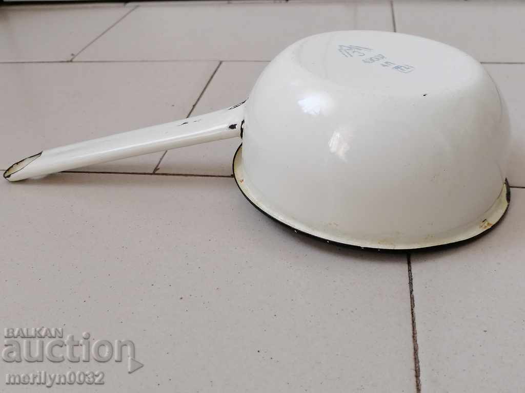 Old enameled dish, frying pan with enamel NRB with price 37.00 BGN | € 18.92 Old enameled dish, frying pan with enamel NRB with price 37.00 BGN | € 18.92