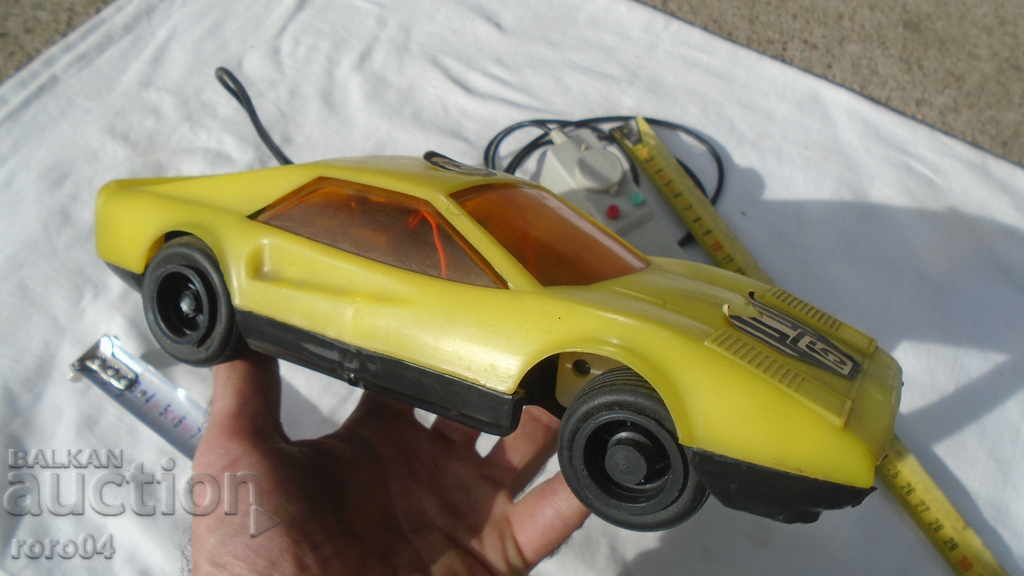 MAȘINĂ VECHIĂ RUSĂ MARE CU BATERII cu preț 40.50 BGN | € 20.71