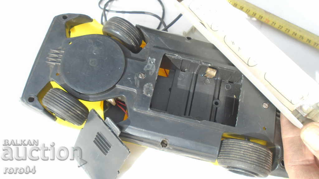 Livrarea MAȘINĂ VECHIĂ RUSĂ MARE CU BATERII