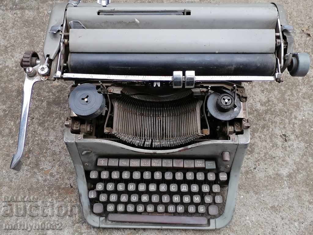 Стара пишеща машина реален социализъм НРБ 60-те години