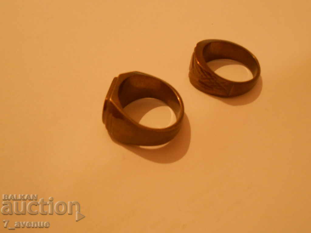 Delivery of Ring two pieces, bronze with engravings, old and interesting