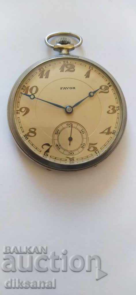 Favor pocket watch.