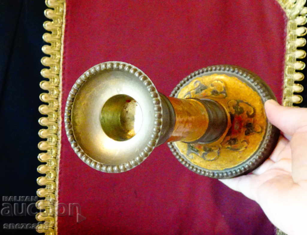 Παράδοση Αντίκα μπρούτζινο κηροπήγιο, σμάλτο. Παράδοση Αντίκα μπρούτζινο κηροπήγιο, σμάλτο.