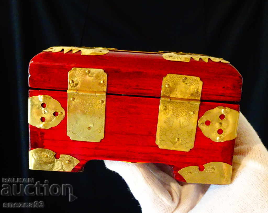 Auction Jade jewelry box, brass fittings, rosewood Auction Jade jewelry box, brass fittings, rosewood