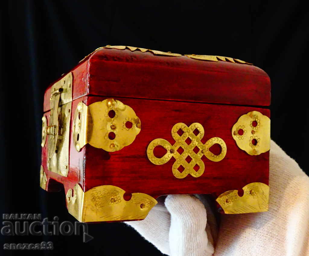 Delivery of Jade jewelry box, brass fittings, rosewood Delivery of Jade jewelry box, brass fittings, rosewood