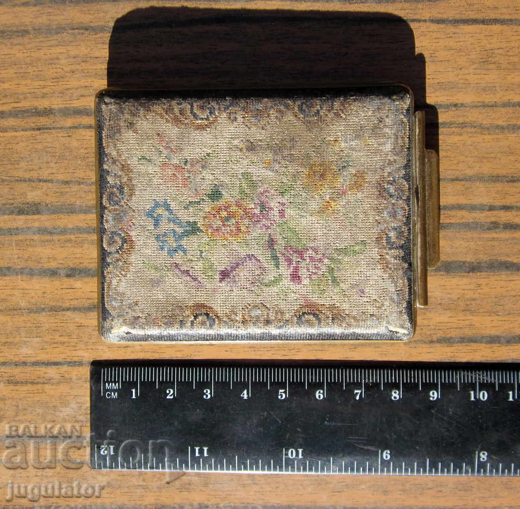 Antique old ladies' powder compact with embroidery - 6