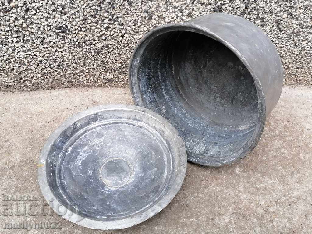 Auction An old tinned pot, a baker's copper pot with lid Auction An old tinned pot, a baker's copper pot with lid