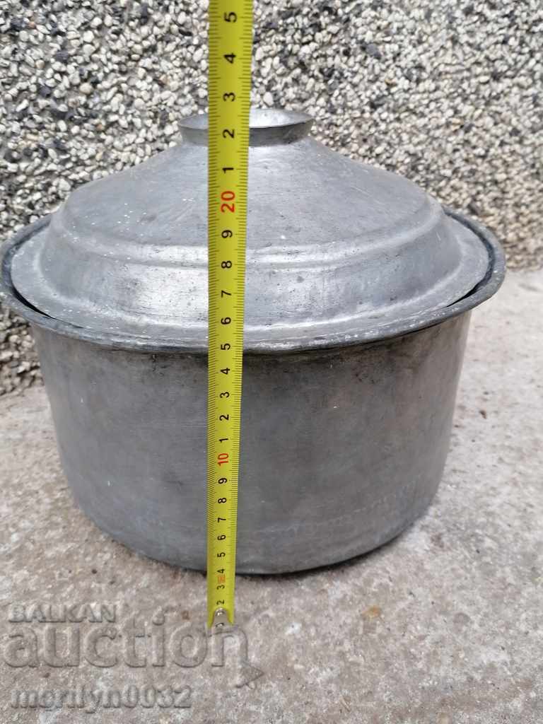 Delivery of An old tinned pot, a baker's copper pot with lid Delivery of An old tinned pot, a baker's copper pot with lid