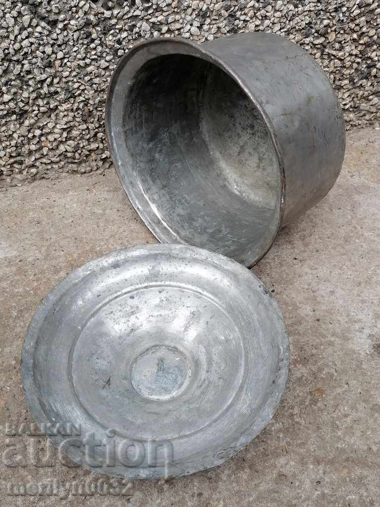 Auction An old tinned pot, a baker's copper pot with lid Auction An old tinned pot, a baker's copper pot with lid