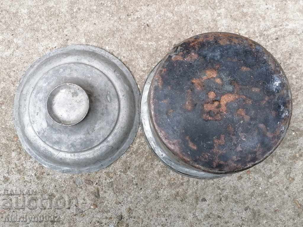 Delivery of An old tinned pot, a baker's copper pot with lid Delivery of An old tinned pot, a baker's copper pot with lid