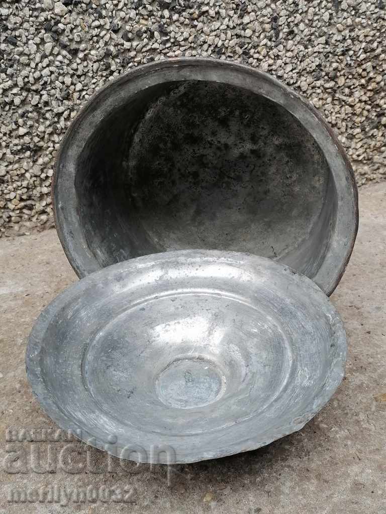 An old tinned pot, a baker's copper pot with lid - 7 An old tinned pot, a baker's copper pot with lid - 7