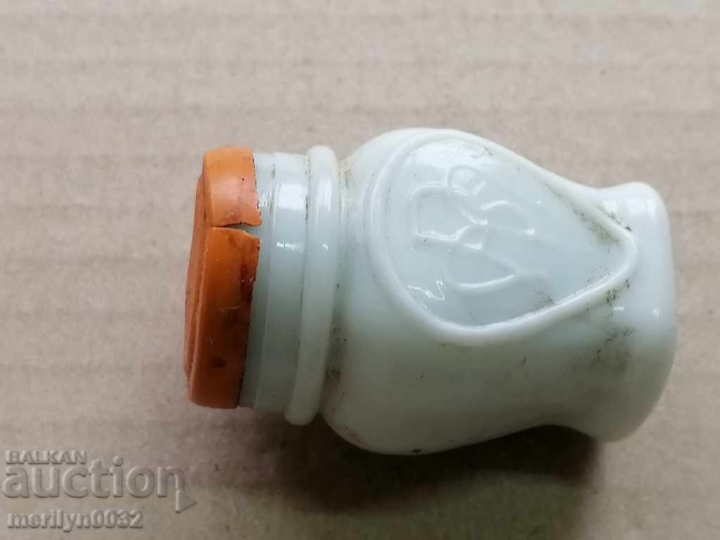 White glass bottle with ointment from the beginning of the 20th century Kingdom of Bulgaria with price 67.00 BGN | € 34.26 White glass bottle with ointment from the beginning of the 20th century Kingdom of Bulgaria with price 67.00 BGN | € 34.26