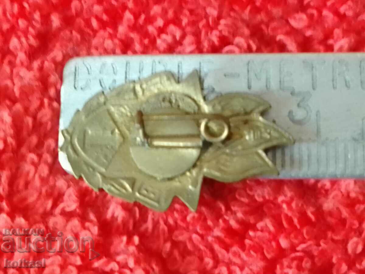 Стара метална значка бронз емайл ВСЕГДА ГОТОВ 1-ва с цена 5.50 лв. | € 2.81 Стара метална значка бронз емайл ВСЕГДА ГОТОВ 1-ва с цена 5.50 лв. | € 2.81