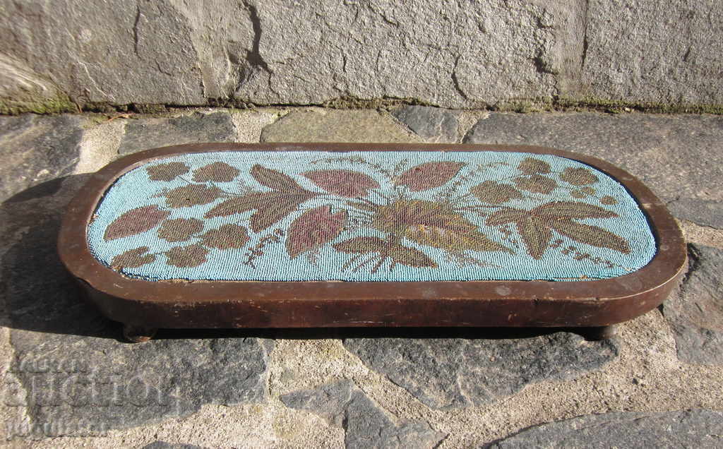 αντίκα βουλγαρικής αναγέννησης ξύλινο τραπέζι με χάντρες με τιμή 240.00 BGN | € 122.71