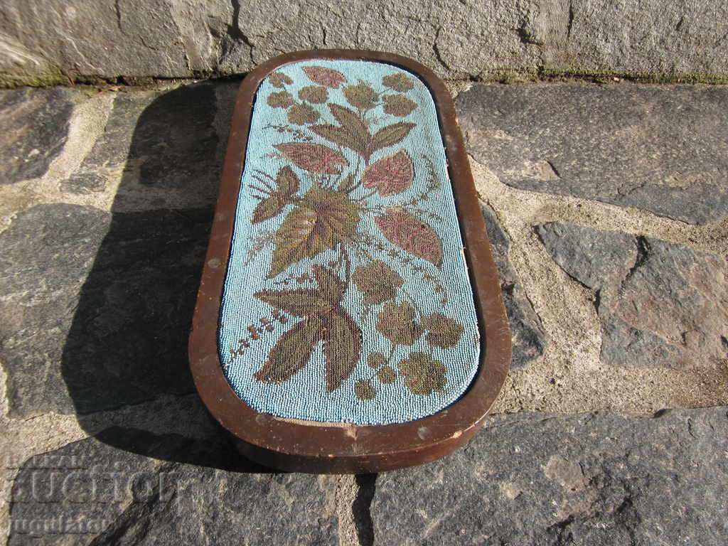 Δημοπρασία αντίκα βουλγαρικής αναγέννησης ξύλινο τραπέζι με χάντρες