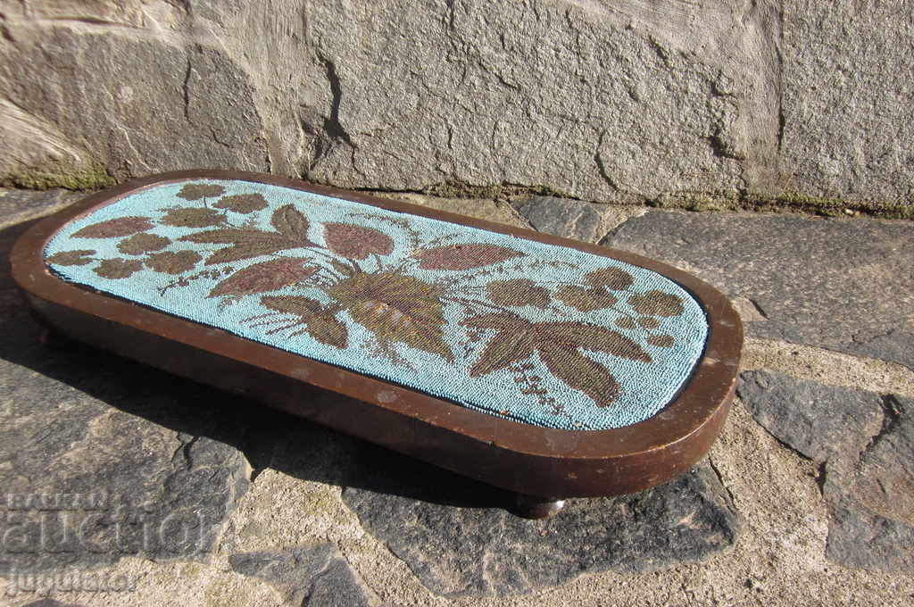 Παράδοση αντίκα βουλγαρικής αναγέννησης ξύλινο τραπέζι με χάντρες