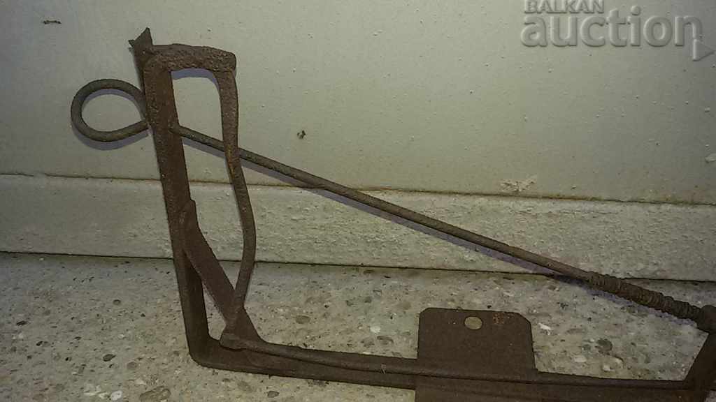 aparat antic de fier cu preț 31.00 BGN | € 15.85 aparat antic de fier cu preț 31.00 BGN | € 15.85