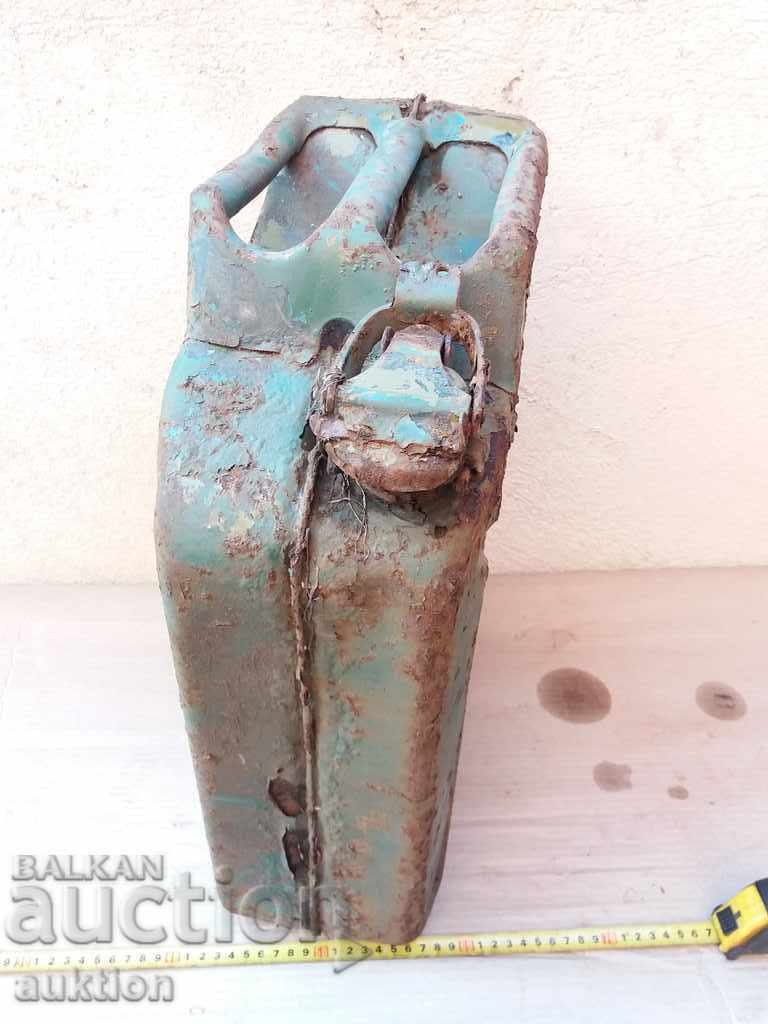 Delivery of OLD METAL CAN FOR PETROL, OIL, OIL - 20 LITERS Delivery of OLD METAL CAN FOR PETROL, OIL, OIL - 20 LITERS
