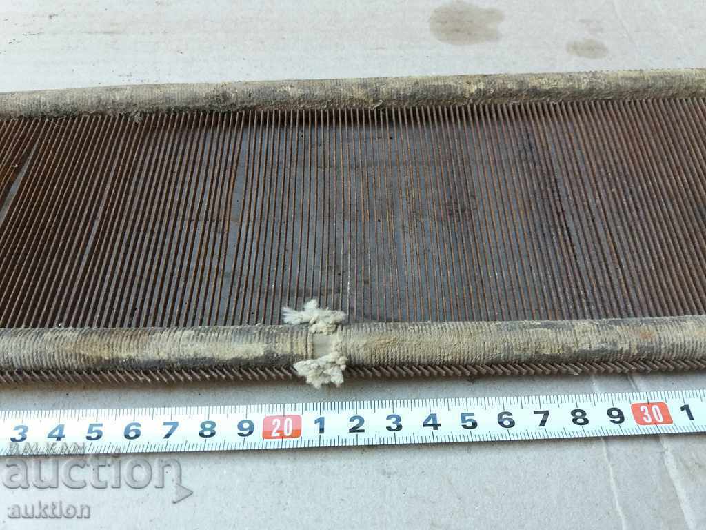 Delivery of OLD MASSIVE COMB CROSSED FROM A RENAISSANCE LOOM Delivery of OLD MASSIVE COMB CROSSED FROM A RENAISSANCE LOOM