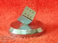 Zaruri vechi din metal masiv masiv cu piedestal 610 g.