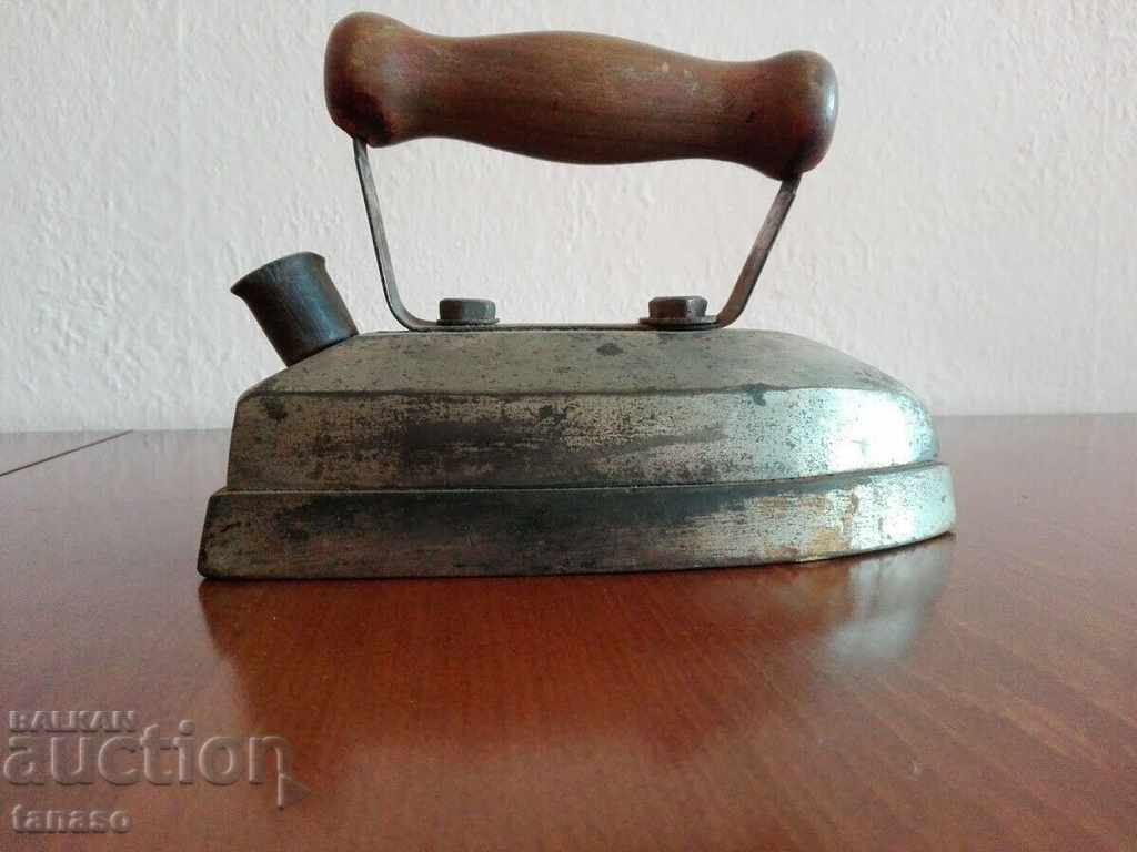 Old iron, electric, works with price 35.00 BGN | € 17.90 Old iron, electric, works with price 35.00 BGN | € 17.90