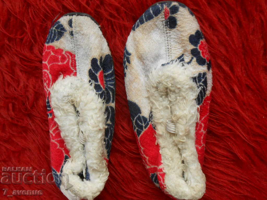 Papuci de copii de la începutul anilor '70 VINTAGE 9.11.2020 cu preț 99.00 BGN | € 50.62 Papuci de copii de la începutul anilor '70 VINTAGE 9.11.2020 cu preț 99.00 BGN | € 50.62