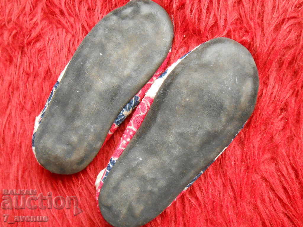 Licitație Papuci de copii de la începutul anilor '70 VINTAGE 9.11.2020 Licitație Papuci de copii de la începutul anilor '70 VINTAGE 9.11.2020