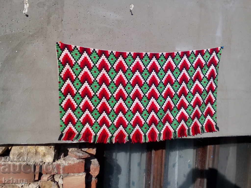 Covor antic, tapet cu preț 33.00 BGN | € 16.87 Covor antic, tapet cu preț 33.00 BGN | € 16.87