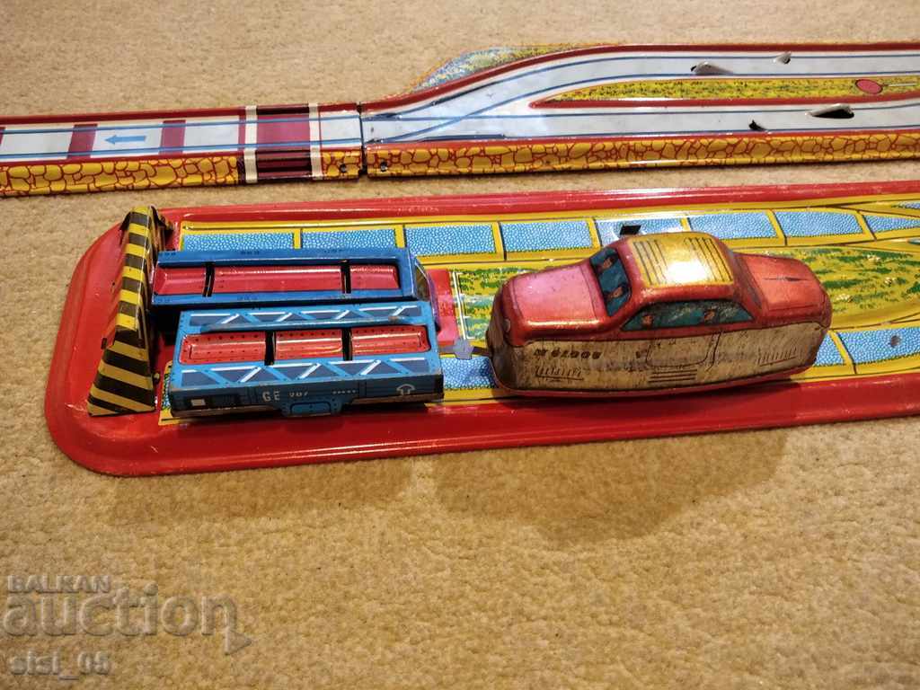 Old mechanical, metal, sheet metal toy LEMEZ 2 tracks with price 70.00 BGN | € 35.79 Old mechanical, metal, sheet metal toy LEMEZ 2 tracks with price 70.00 BGN | € 35.79
