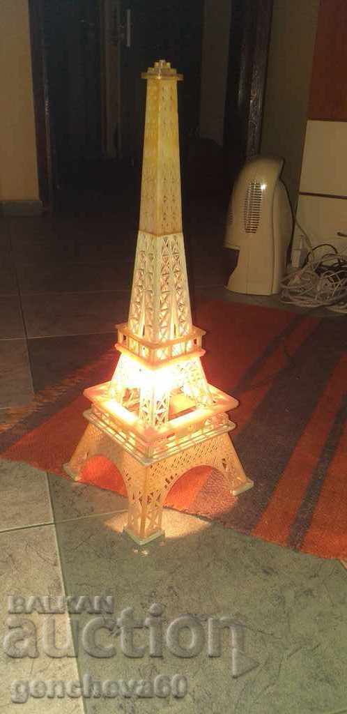 O lampă de noapte mare unică a Turnului Eiffel