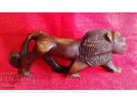 Figurină veche sculptată în lemn, reprezentând un Leu paznic