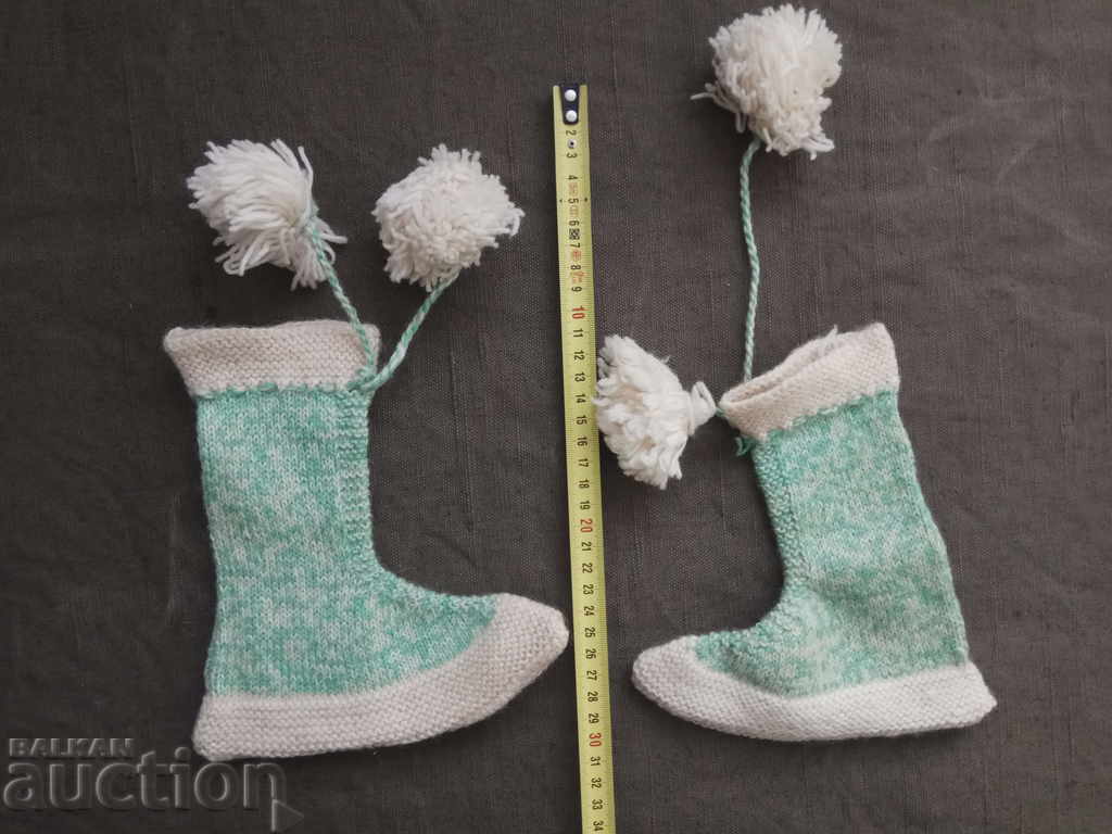 Licitație șosete pentru copii cu ciucuri