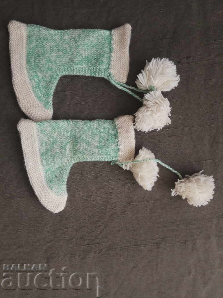 Livrarea șosete pentru copii cu ciucuri