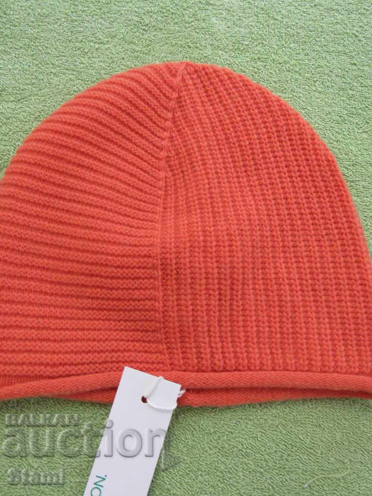 Auction Women's United Colors of Benetton hat in coral color Auction Women's United Colors of Benetton hat in coral color