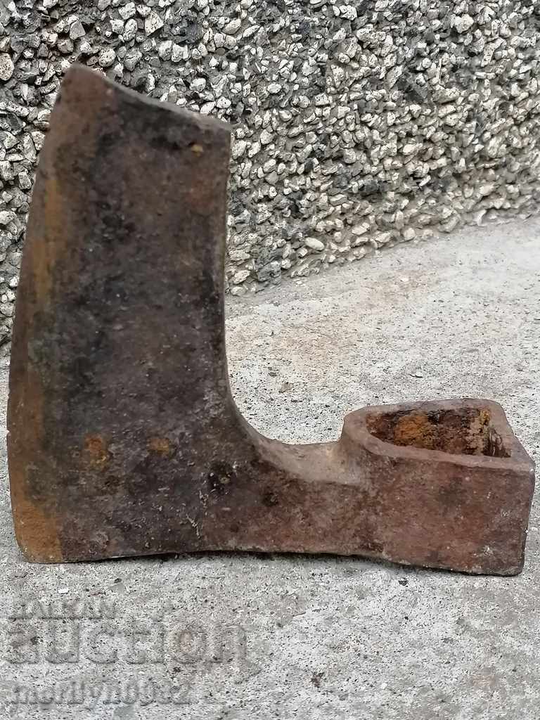 Delivery of An old ax shaft tool wrought iron Delivery of An old ax shaft tool wrought iron